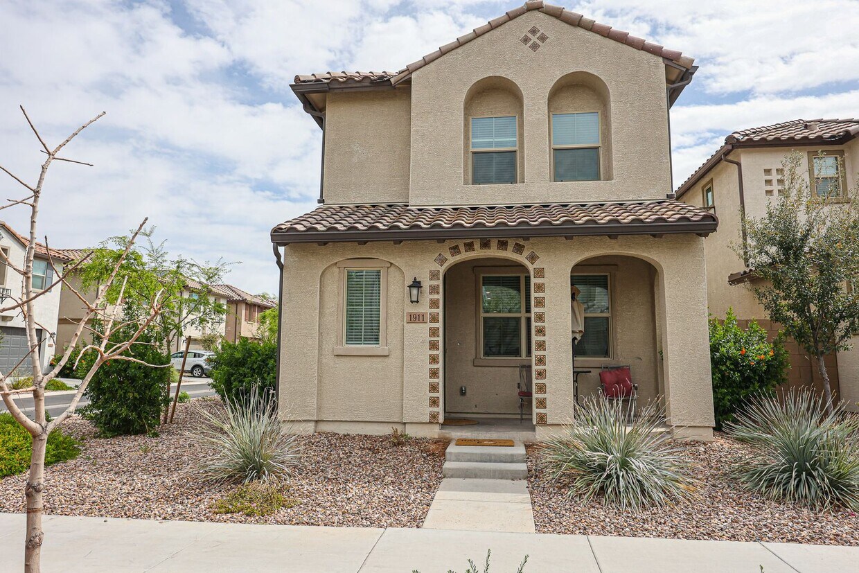 Primary Photo - Stunning 4 bedroom, 4 bathroom home in the...