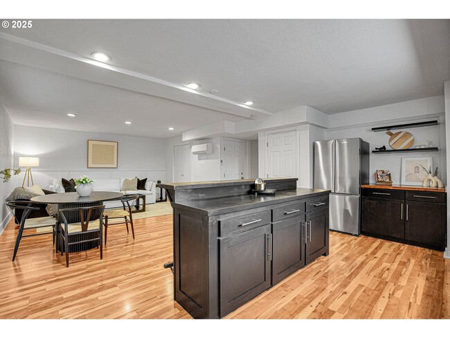 lower kitchen/living - 8325 SW Terwilliger Blvd