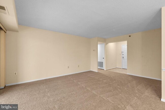 Building Photo - 15100 Interlachen Dr