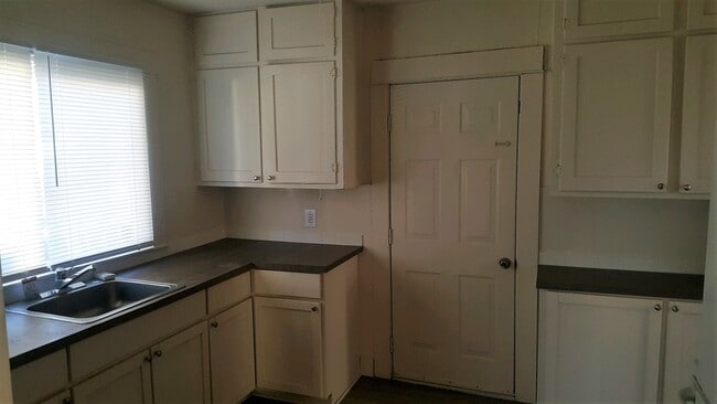 Building Photo - 2 Bedroom/1 Bathroom Near Hays Park