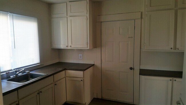 Foto del edificio - 2 Bedroom/1 Bathroom Near Hays Park