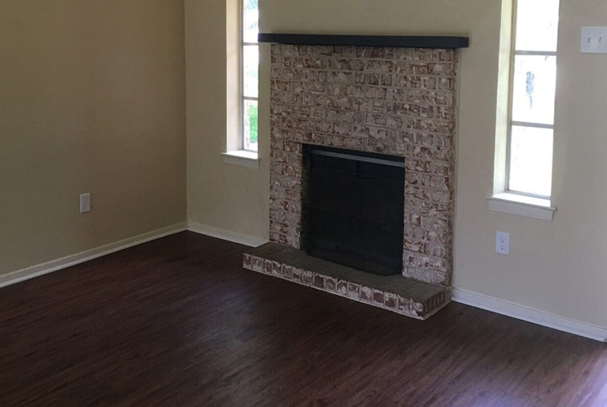 Building Photo - 3 bedroom/1.5 Bath with bonus room