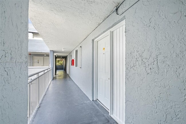 Building Photo - 9365 Fontainebleau Blvd