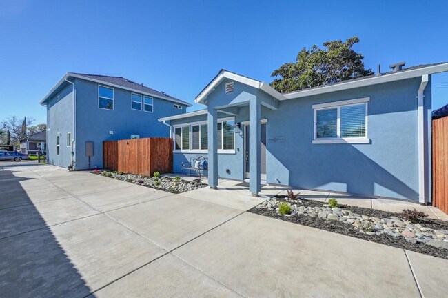 Building Photo - 2847 32nd Ave
