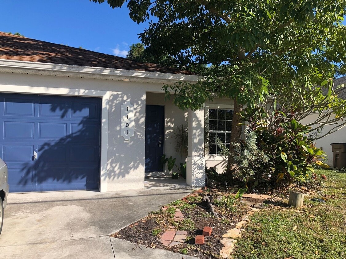 Primary Photo - Experience this Large Cape Coral 3 bedroom...