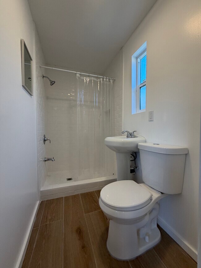 Foto del edificio - 1366 E 23rd St