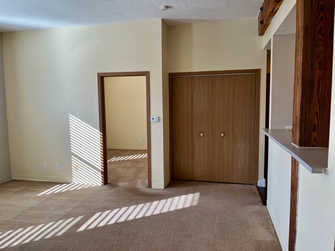 East Douglas Apartments 215 Douglas St Bloomington, IL 61701