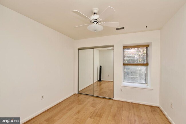 Foto del edificio - 3377 Lakeside View Dr