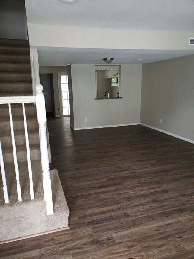 Foto del edificio - Newly Renovated 3 bedroom 2 Bath Townhouse