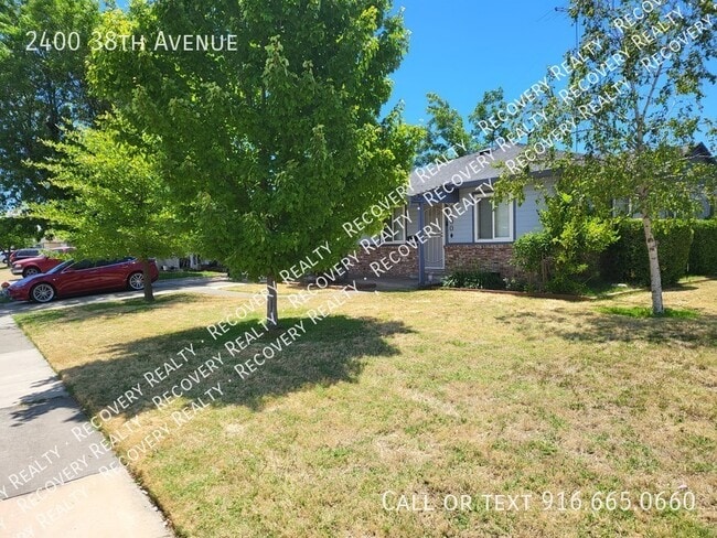 Building Photo - Close to Executive Airport & Great Freeway...