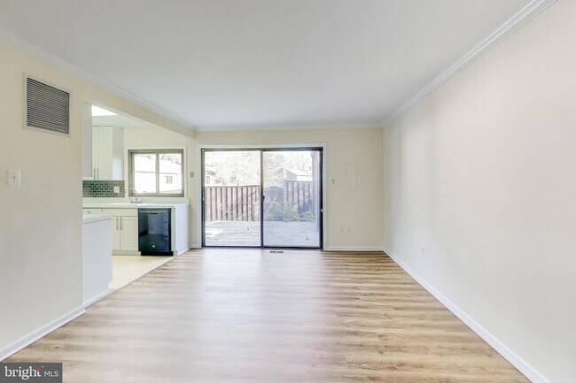 Foto del edificio - 9040 Centerway Rd