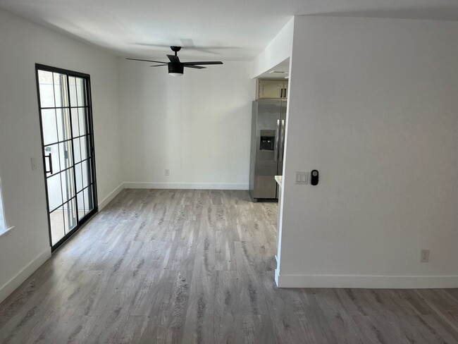 Foto del edificio - Experience easy living in this bright and ...