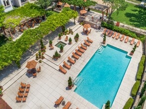 Pool and Spa - La Ventura Apartments