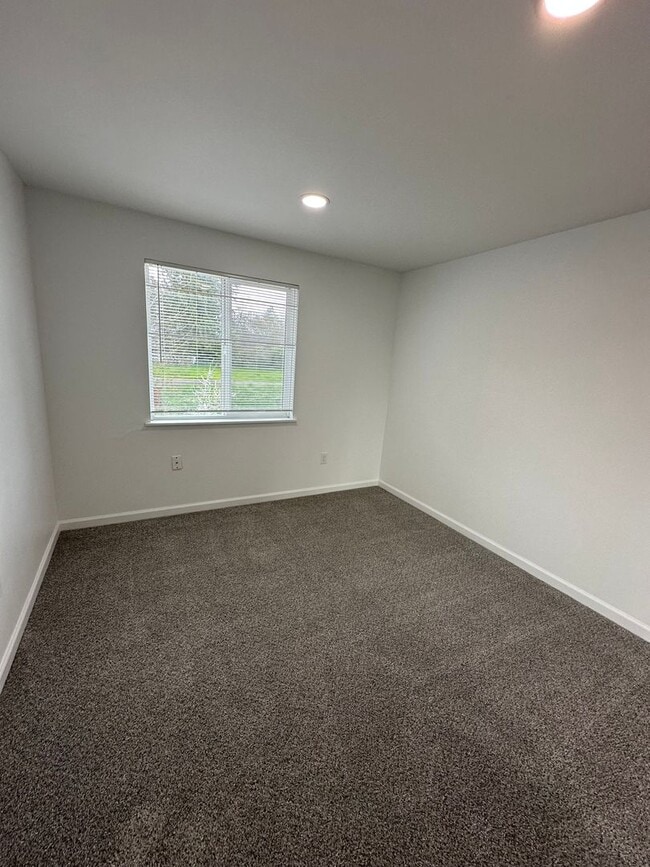 Building Photo - 1527 Santiam Hwy SE