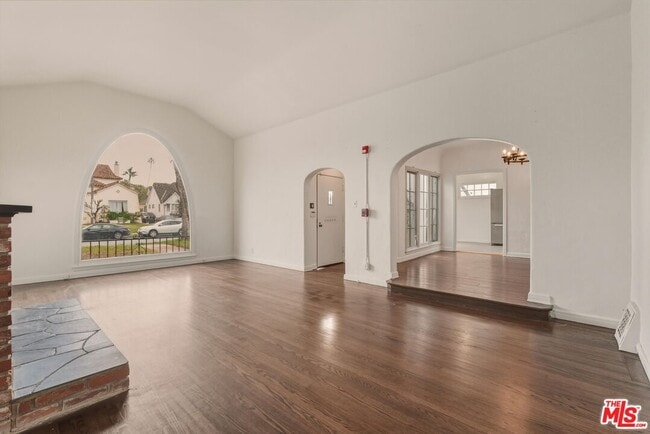 Building Photo - 147 S Poinsettia Pl