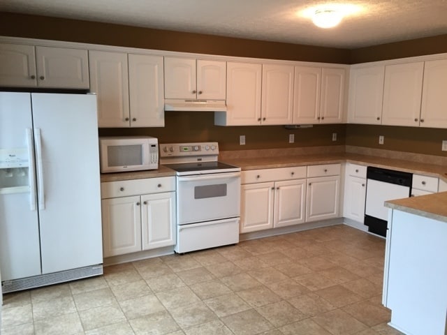 Building Photo - Updated Spacious Town Home with Attached G...