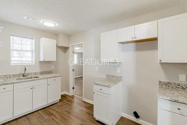 Foto del edificio - 8225 Rugby Ave