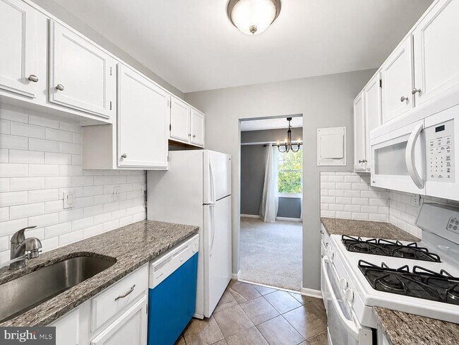 Foto del edificio - 3830 Lyndhurst Dr