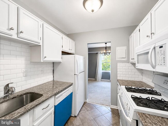 Building Photo - 3830 Lyndhurst Dr