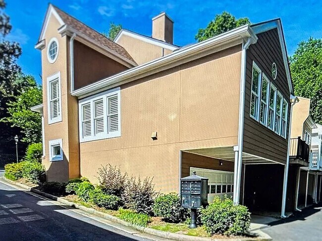 Foto del edificio - 4 bdrm, 4 bath Townhome in Druid Hills.