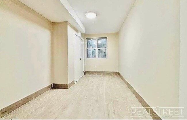 Building Photo - Gorgeous 3 Queen Size Bedrooms 1.5 Bath Duplex with Outdoor Space and Private Laundry in Prime Clint