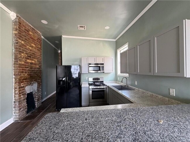 Building Photo - 824 Cambronne St