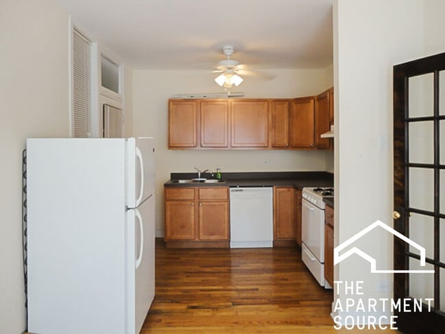 Building Photo - 2008 W Foster Ave