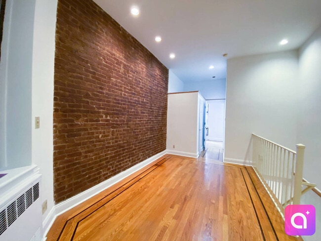 Building Photo - 332 E 93rd St