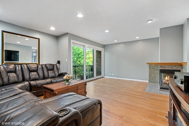 Building Photo - 1330 N La Salle Dr