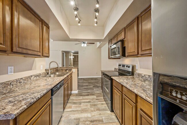 Building Photo - Colette Circle Condo