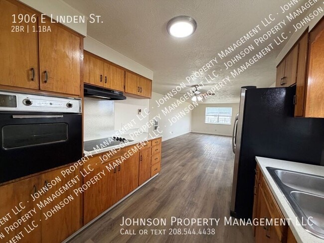 Building Photo - 1906 E Linden St