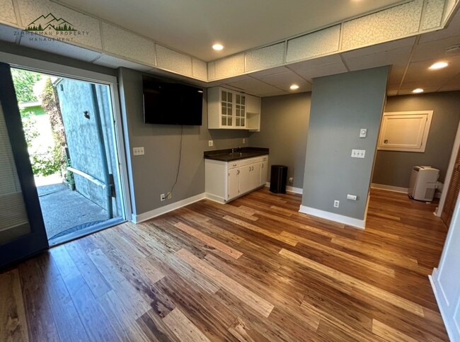 Building Photo - 320 Sunset Dr