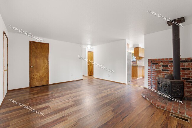 Foto del edificio - Private Cully Neighborhood 3 Bedroom 2 Bathroom Home - Attached Garage & Fenced Yard!