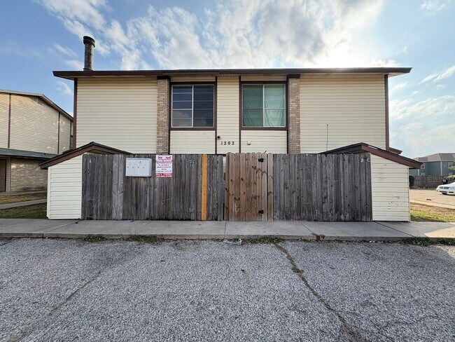 Foto del edificio - 1202 Covey Ln