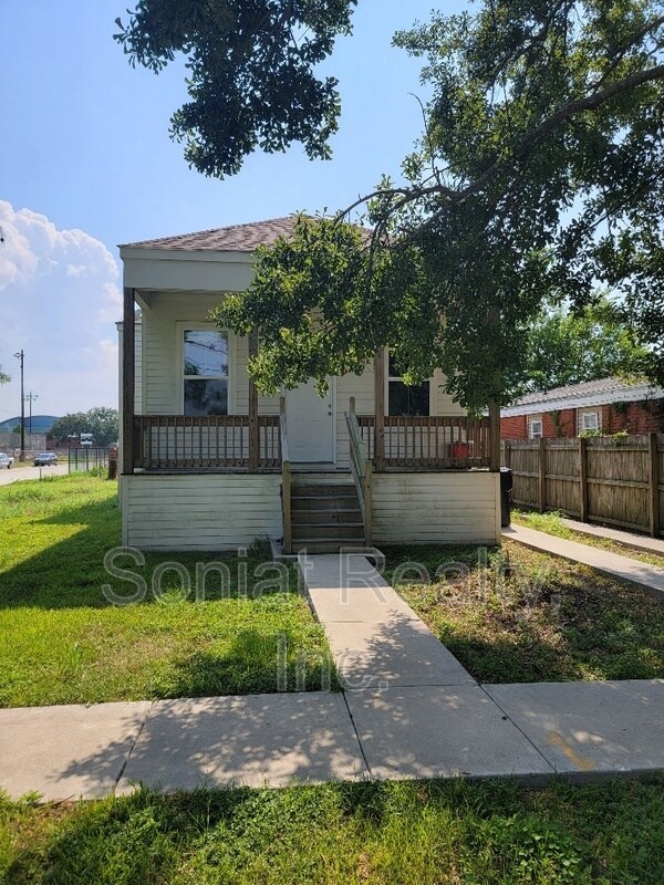 Primary Photo - 7900 Redfish St