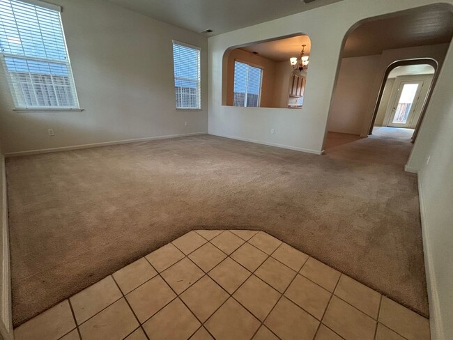 Building Photo - Spacious 5 Bed, 3 Bath home in Gated Commu...