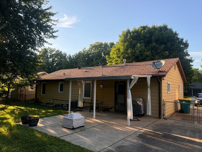 Building Photo - 2 Bedroom 1 Bath Single Family Home in Ove...