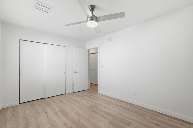 Foto del edificio - 816 E 10th St