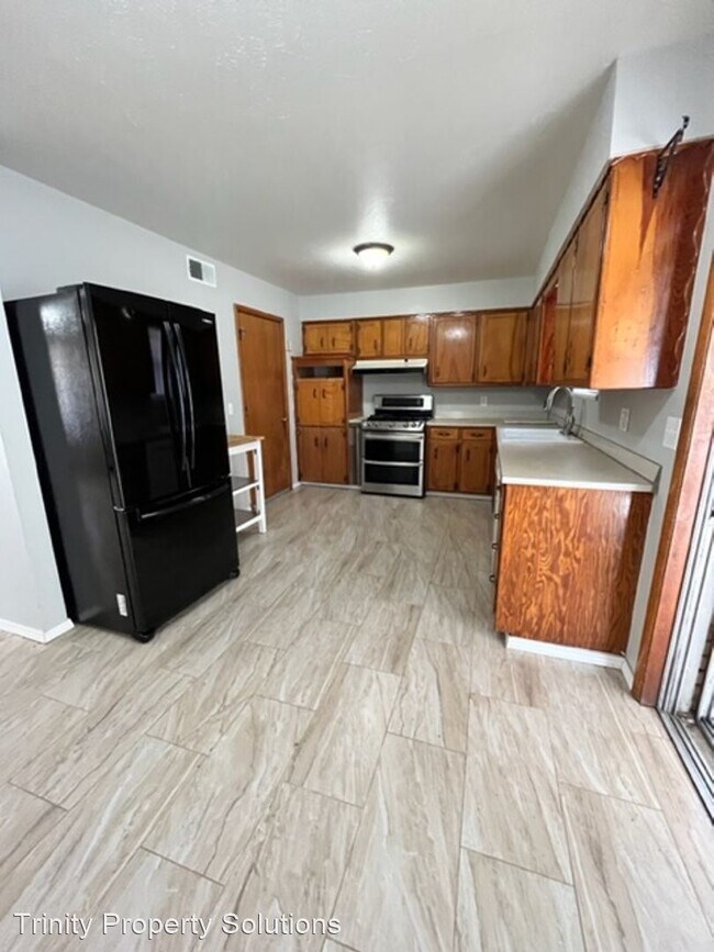 Building Photo - 3 br, 1.5 bath House - 4345 Woodedge dr