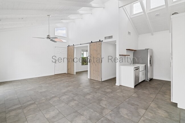 Building Photo - 2810 E Glenrosa Ave