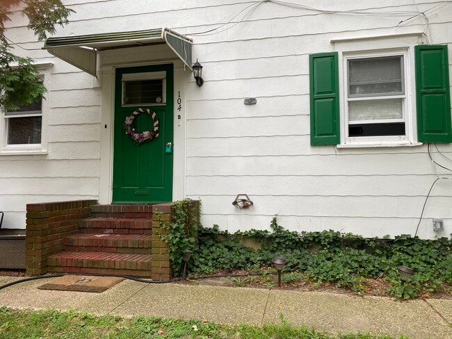 Building Photo - 104 Hillcrest Ave