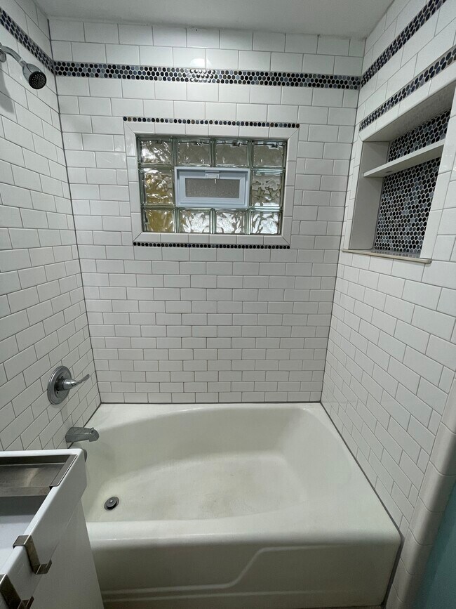 Building Photo - 4039 Paseo Blvd