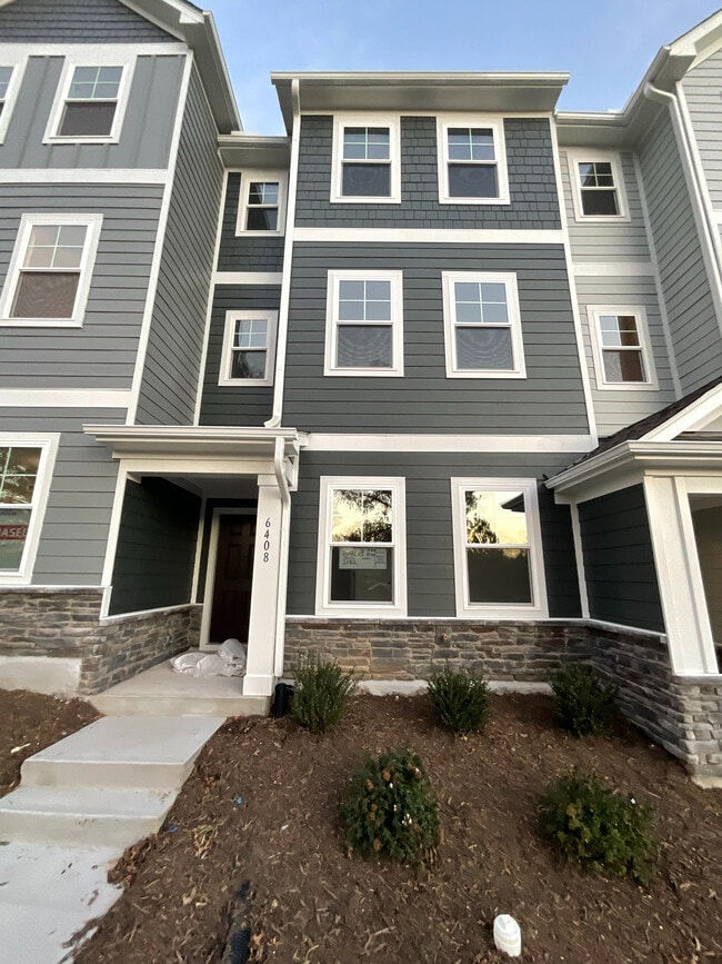 Building Photo - Room in Townhome on Astor Elgin St