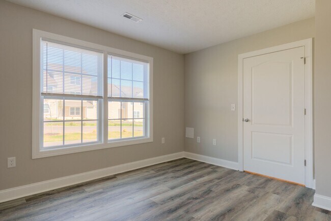 Foto del edificio - Available for the 2026-2027 lease term.