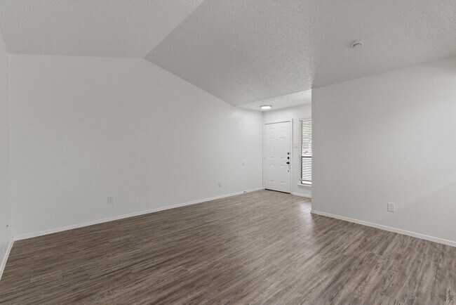 Building Photo - 11411 Walnut Ridge Dr