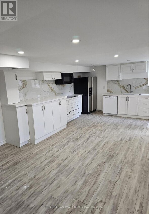 Photo principale - 165 Ellwood Dr W