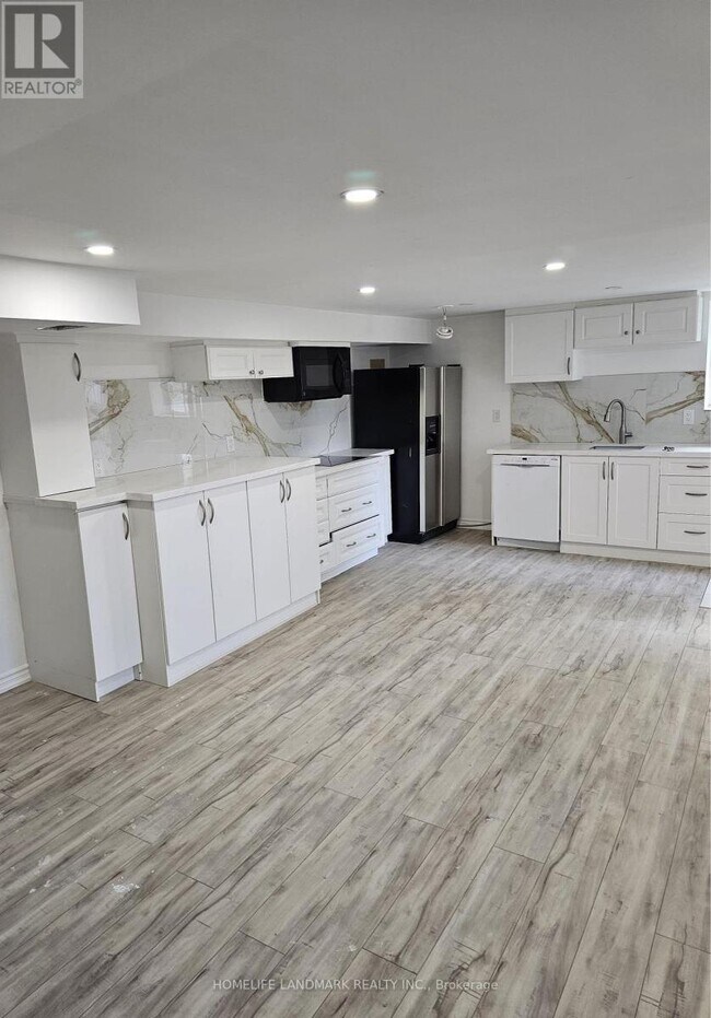 Photo du bâtiment - 165 Ellwood Dr W