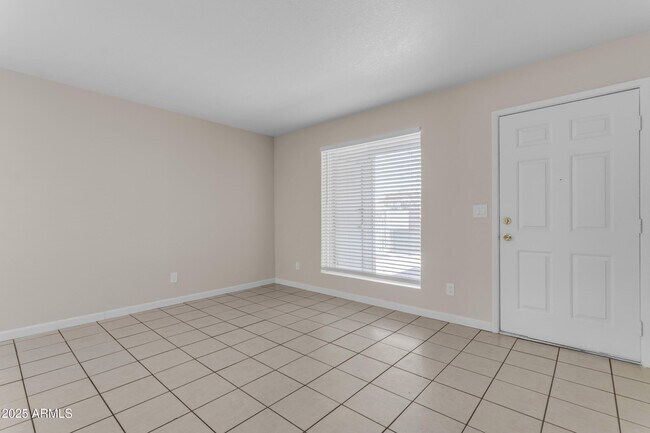Building Photo - 834 N Cherry