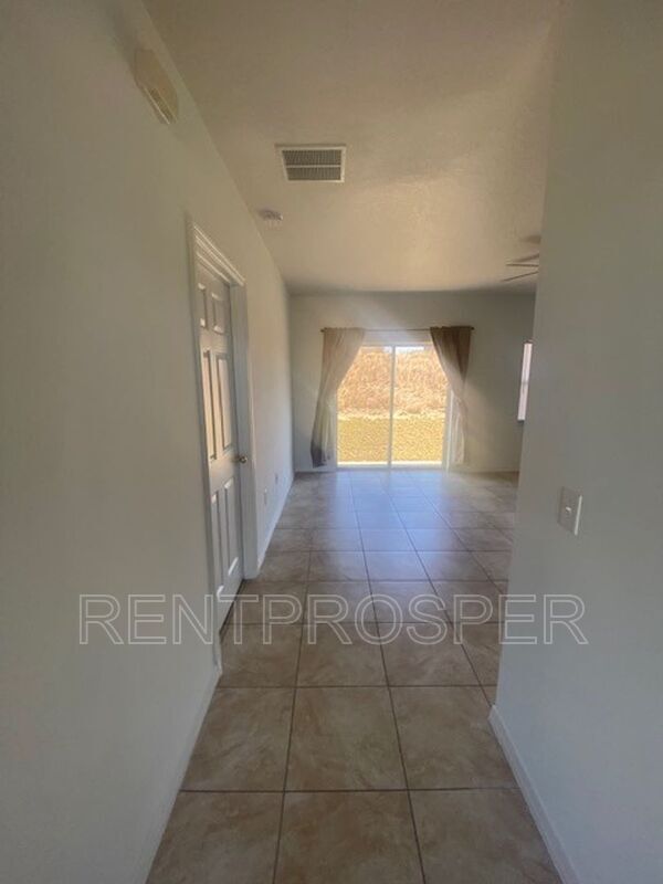 Building Photo - 986 Cumberland Dr