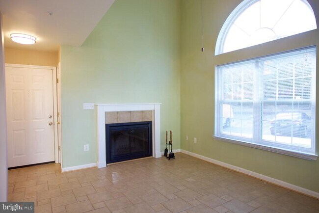 Building Photo - 913 Hillside Lake Terrace